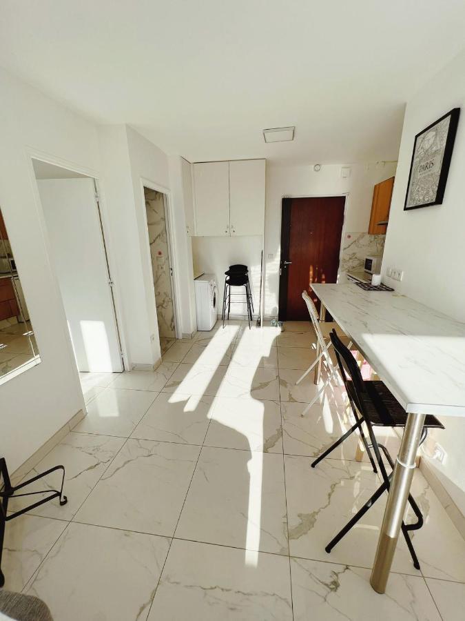 Apartment Near Subway And Supermarket Paris Eksteriør billede